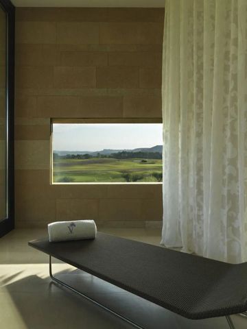 Entspannungsbereich mit Liege und Ausblick auf die Landschaft im Verdura Resort.