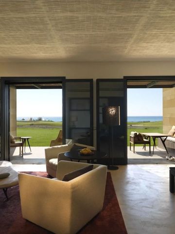 Helles Zimmer mit Terrasse und Meerblick im Verdura Resort.