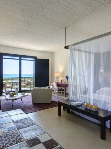 Elegantes Hotelzimmer mit Blick auf das Meer und gemütlicher Sitzecke