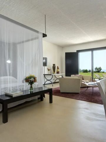 Helles und geräumiges Hotelzimmer mit moderner Einrichtung und Gartenblick