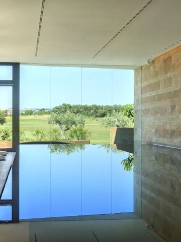 Moderner Innenpool mit Blick auf die grüne Landschaft