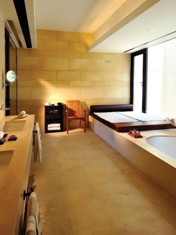 Luxuriöses Badezimmer mit großer Badewanne und eleganter Ausstattung