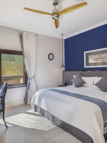 Modernes Gästezimmer im Viceroy Bali mit blauem Akzent an der Wand