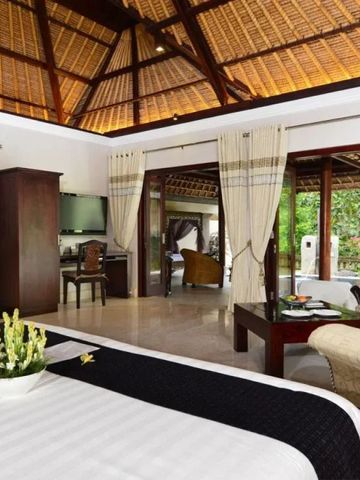 Luxuriöse Villa mit Blick auf einen tropischen Garten im Viceroy Bali Hotel