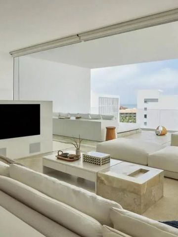 Luxuriöser Wohnbereich mit offener Terrasse und Meerblick