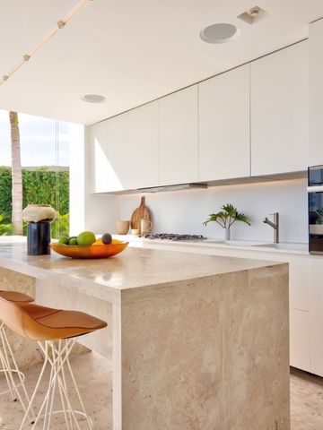 Moderne Küche mit eleganter Insel und klaren Linien in heller Umgebung