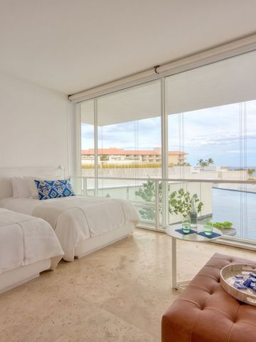 Geräumiges Zimmer mit Glasfront und Aussicht auf Pool und Meer