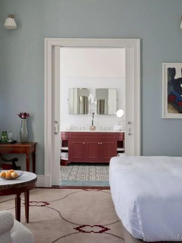 Luxuriöses Hotelzimmer mit Blick auf ein stilvolles Badezimmer