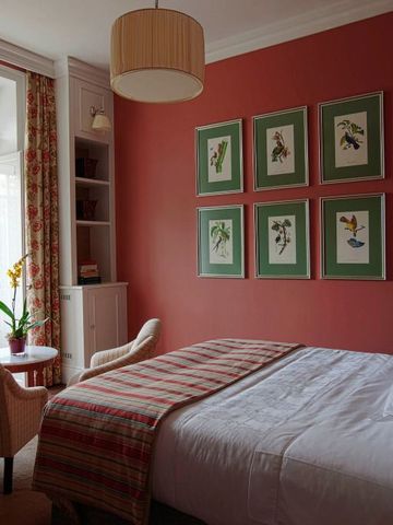 Helles Zimmer mit kunstvoller Dekoration und stilvollen Möbeln