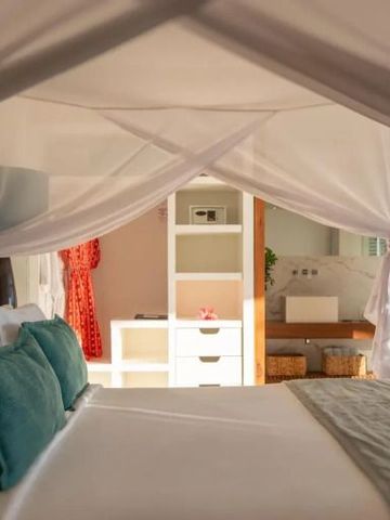 Luxuriöse Suite mit Baldachinbett und natürlichem Licht im Hotel Vila d'este