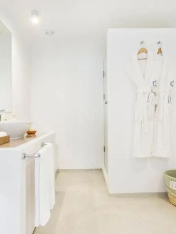 Helles Badezimmer mit Doppelwaschbecken und weißen Handtüchern