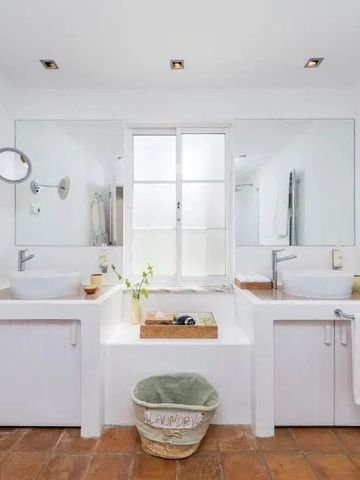 Modernes Badezimmer mit zwei Waschbecken auf terrakottafarbenem Boden