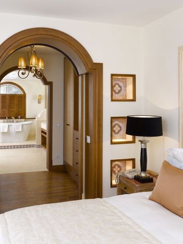 Elegantes Schlafzimmer mit klassischen Holzdetails und Aussicht auf das Badezimmer.