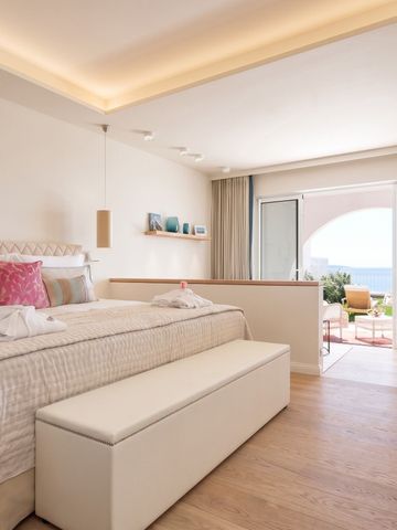 Lichtdurchflutetes Zimmer mit Meerblick und stilvoller Einrichtung im Vila Vita Parc.