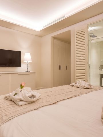 Elegantes Hotelzimmer mit Doppelbett und modernem Badezimmerdesign