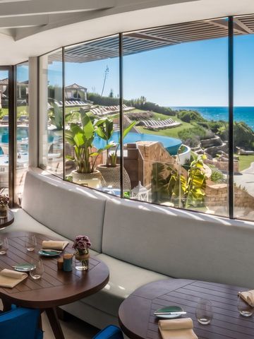 Panoramablick auf Meer und Pool von einem eleganten Restaurant