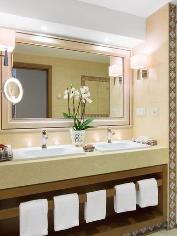 Luxuriöses Badezimmer mit Doppelwaschbecken und großer Dusche