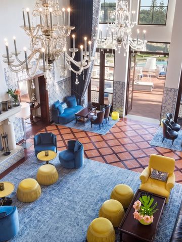 Elegante Hotellobby mit Kronleuchtern und stilvollen Sitzbereichen