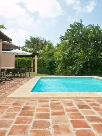 Sonnenterrasse mit Swimmingpool und üppiger Vegetation