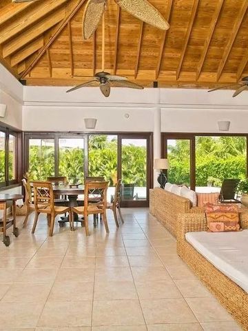 Helles Wohnzimmer einer Villa mit Holzdach und großen Fenstern
