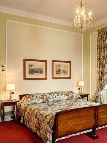 Komfortables Schlafzimmer mit Blumenmustern und antiker Einrichtung