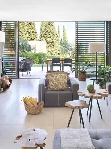 Eleganter Wohnbereich mit stilvoller Einrichtung und Zugang zu einer Terrasse mit Gartenblick