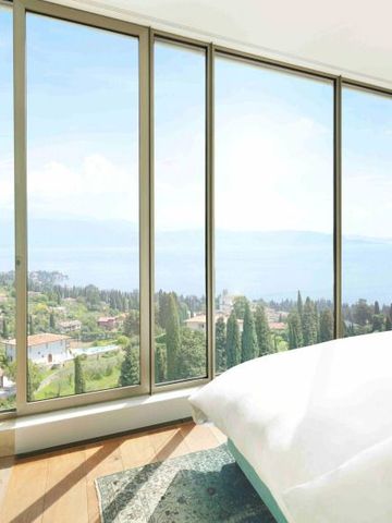 Zimmer mit Panoramaausblick auf See und umliegende Landschaft