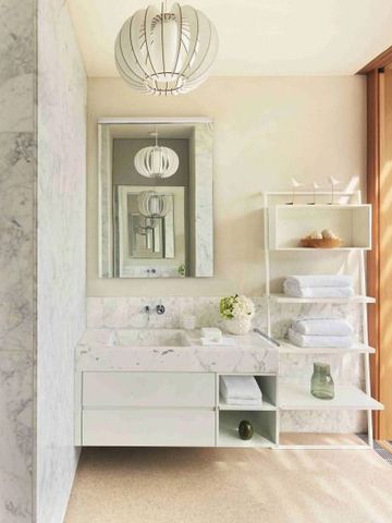 Modernes Badezimmer mit Marmordetails und großem Fenster