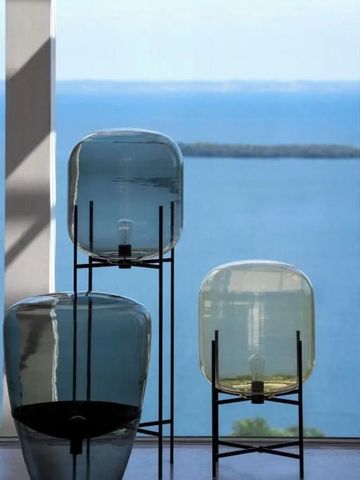 Moderne Glasdekoration vor Panoramablick auf das Wasser