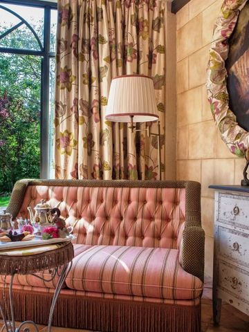 Luxuriös eingerichtetes Wohnzimmer mit Blick in den Garten