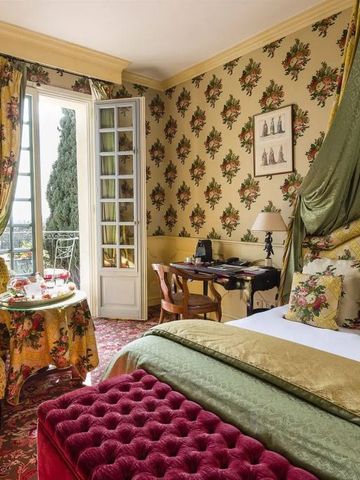 Luxuriöses Schlafzimmer mit Balkon und klassischer Einrichtung