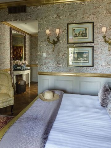 Elegantes Hotelzimmer mit luxuriöser Tapete und gemütlichem Bett
