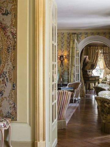 Elegante Hotellobby mit floralen Tapeten und stilvollen Möbeln