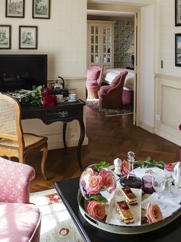 Einladendes Wohnzimmer mit gemütlichen Sitzecken und Dekorationen