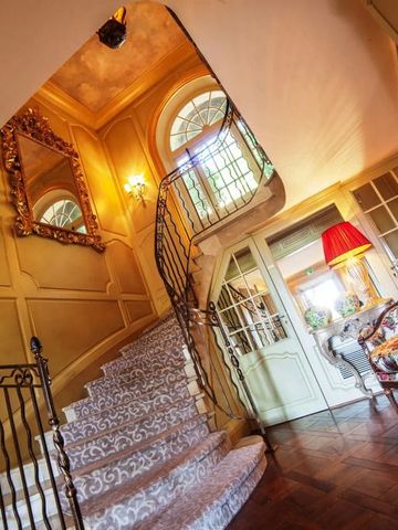 Prächtiger Treppenaufgang in einem luxuriösen Hotel mit eleganter Dekoration