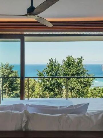 Schlafzimmer mit Panoramablick auf das Meer und die grüne Umgebung