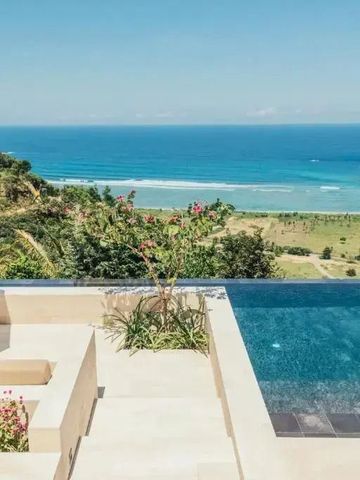 Infinity-Pool mit Blick auf den Ozean und blauen Himmel