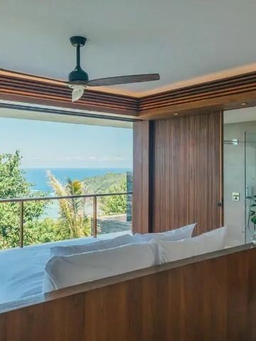 Modernes Schlafzimmer mit Panoramablick auf das tropische Meer