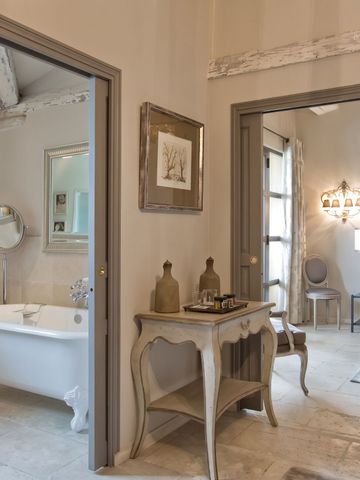 Luxuriöses Badezimmer mit freistehender Badewanne und eleganter Einrichtung