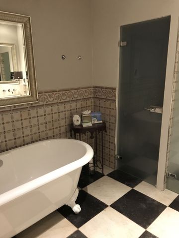 Modernes Badezimmer mit freistehender Badewanne und gemusterten Fliesen