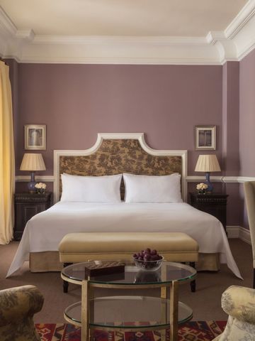 Luxuriöses Schlafzimmer mit stilvoller Einrichtung und großem Bett