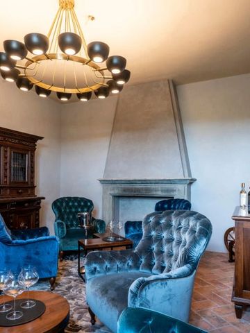 Eleganter Salon in Villa Petriolo mit blauen Sesseln und Kamin