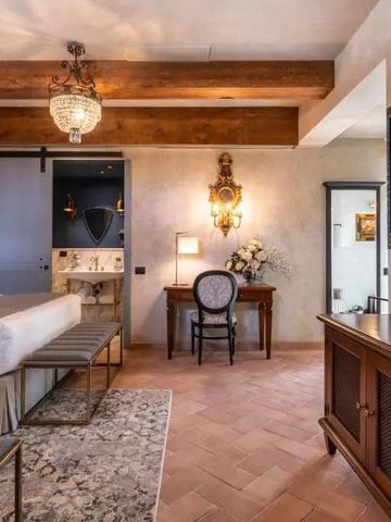 Helles Schlafzimmer in Villa Petriolo mit Holzbalken und Schreibtisch
