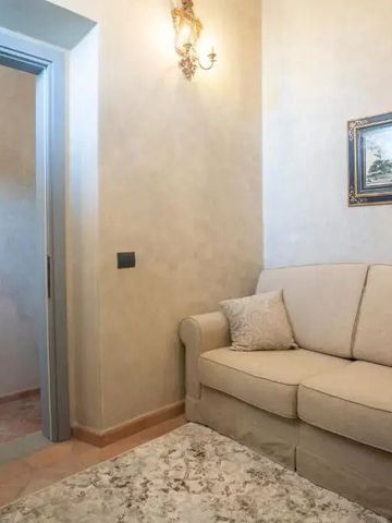 Gemütlicher Raum in Villa Petriolo mit Sofa und klassischem Dekor