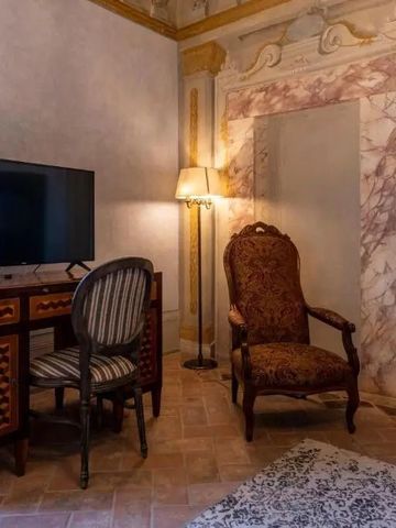Elegantes Zimmer mit antikem Stuhl und Schreibtisch