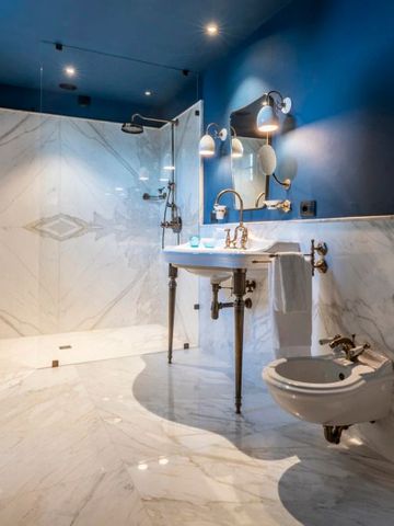 Modernes Badezimmer in Blautönen mit Marmordusche