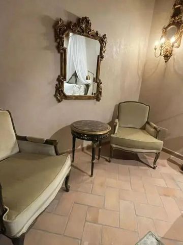 Elegante Sitzecke mit antiken Möbeln