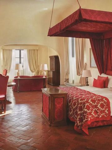 Luxuriöses Schlafzimmer mit rotem Baldachin und klassischen Möbeln