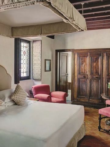 Elegantes Schlafzimmer mit Holzbalkendecke und antiken Möbeln in der Villa San Michele