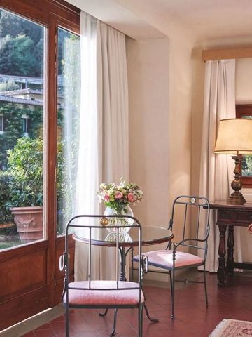Helles Zimmer mit großen Fenstern und Ausblick auf Garten in der Villa San Michele